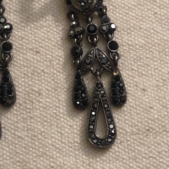 Black and Gray Vintage Monet Dangly Earrings. Has a goth Victorian vibe. 🖤 - Picture 7 of 16